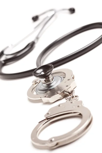Stetoskop i kajdanki na białym tle — Zdjęcie stockowe