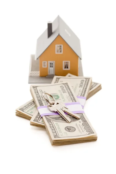 Home and House Keys on Stack of Money — Stock Photo, Image
