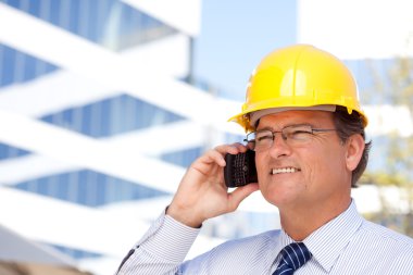 müteahhit hardhat ve kravat telefon