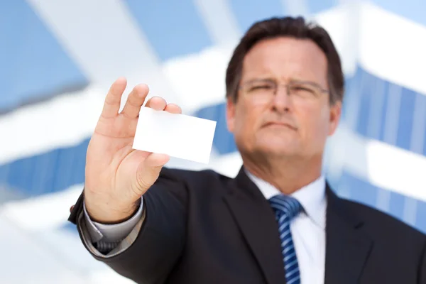 Homme d'affaires en cravate tenant une carte blanche — Photo
