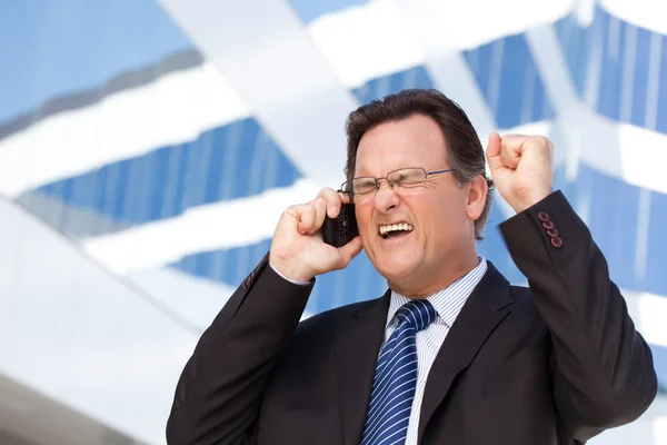 Empresario excitado usando teléfono celular — Foto de Stock