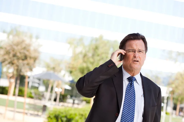 Benadrukt zakenman gesprekken op mobiele telefoon — Stockfoto