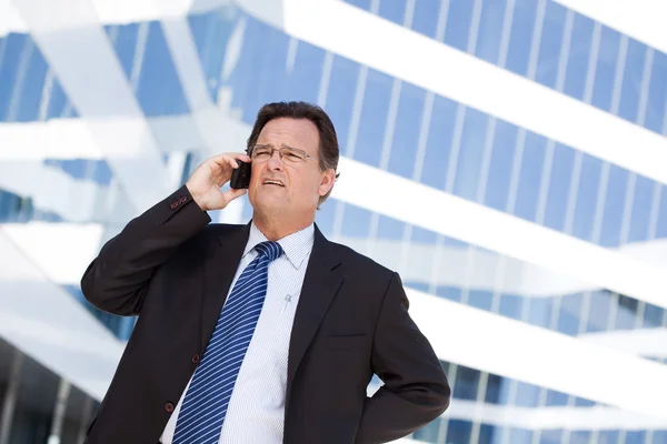 Empresario estresado habla por teléfono celular — Foto de Stock