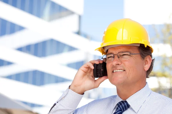 Vállalkozó hardhat és a nyakkendő, a telefon — Stock Fotó