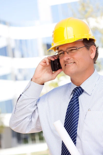 Bauunternehmer mit Hut und Krawatte am Telefon — Stockfoto