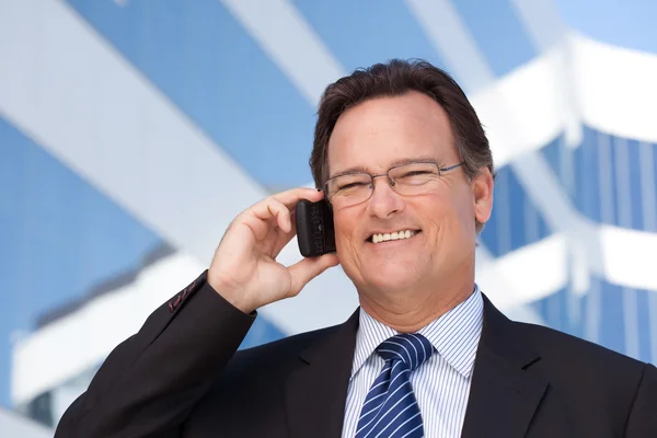 Hombre de negocios sonriente usando el teléfono celular —  Fotos de Stock