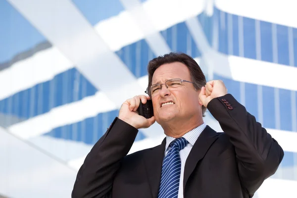 Aufgeregter Geschäftsmann nutzt Handy — Stockfoto