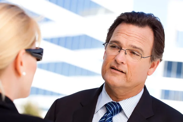 Businessman and Woman Talking Outside — Stock Photo, Image