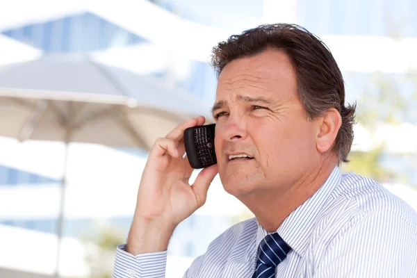 Üzletember mobiltelefonon beszél — Stock Fotó
