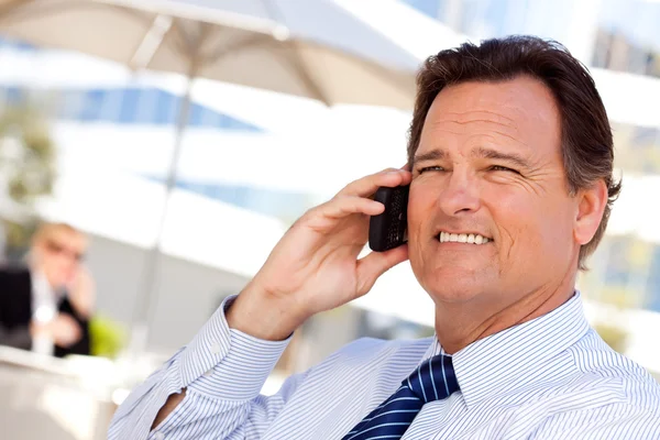 Uomo d'affari sorridente sul cellulare — Foto Stock