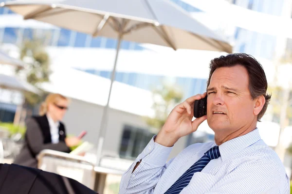 Hombre de negocios sonriente hablando por teléfono — Foto de Stock