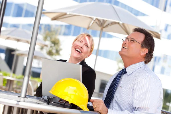 Businessman and Woman Laughing Outside — Stock Photo, Image