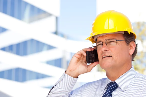 Bauunternehmer mit Hut und Krawatte am Telefon — Stockfoto