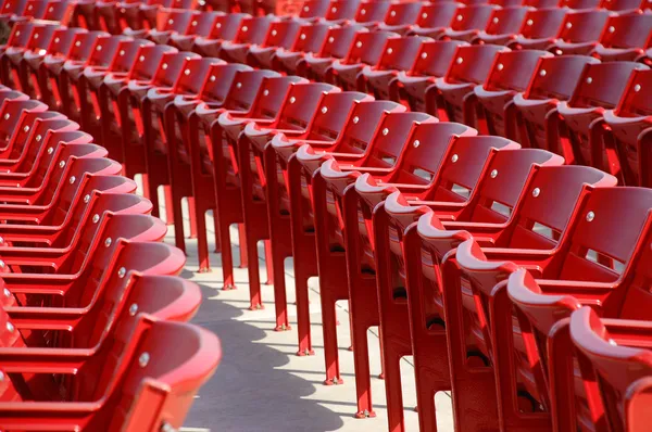 Rij van rode stoelen afgerond — Stockfoto