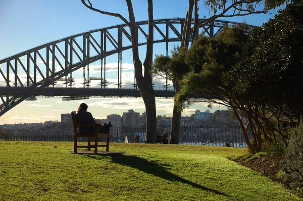 女人放松在悉尼港湾大桥 — 图库照片