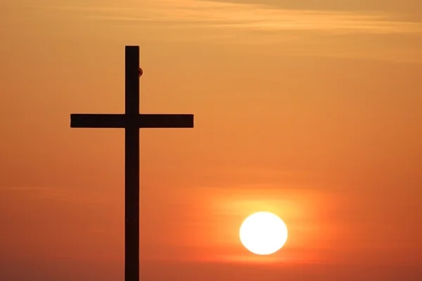 Χριστιανικός Σταυρός με ήλιο με την Ανατολή — Φωτογραφία Αρχείου