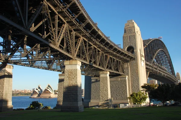 Puente del puerto de Sydney con Opera House — Foto de Stock