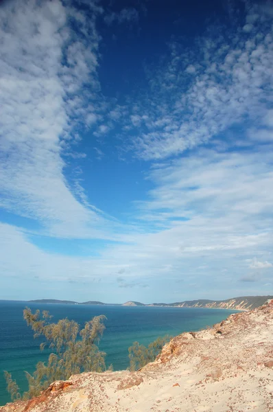 Lazur oceanu z dramatycznych błękitne niebo — Zdjęcie stockowe