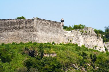 bir tepe üzerinde kale duvarlarını