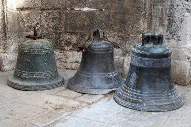 üç eski bronz bells