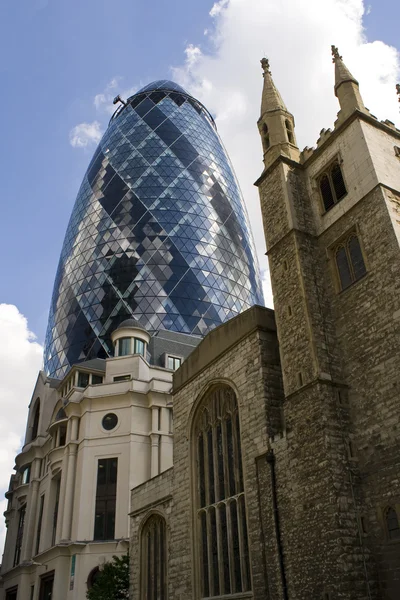 在伦敦的小黄瓜摩天大楼 — 图库照片