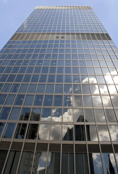 Ψηλό ουρανοξύστης με σύννεφα αντανακλάσεις — Φωτογραφία Αρχείου