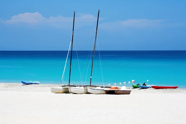 Vattensport båtar i den kubanska stranden i varadero — Stockfoto