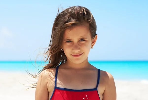 Hermosa chica hispana en la playa — Foto de Stock