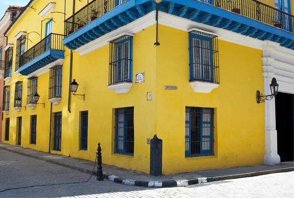 Žlutý dům v rohu ve staré Havany — Stock fotografie