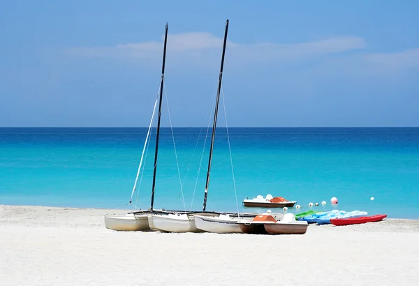 Вотерспортні човни на пляжі — стокове фото