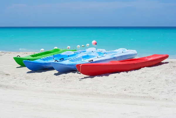 Group of kayaks in a beach — Stock Photo, Image