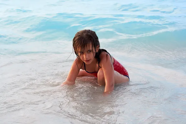 Piękna dziewczyna siedzi na plaży — Zdjęcie stockowe