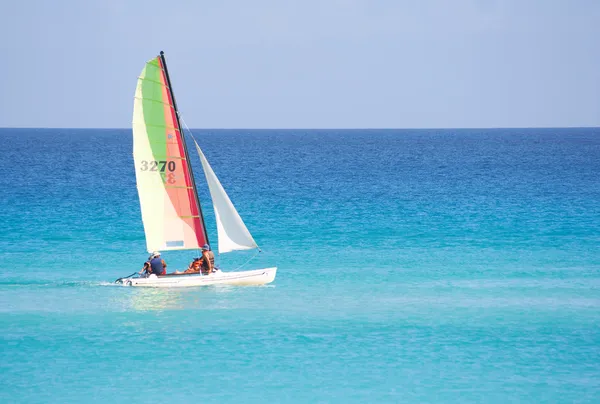 Pequeño velero en un tranquilo mar azul — Foto de Stock