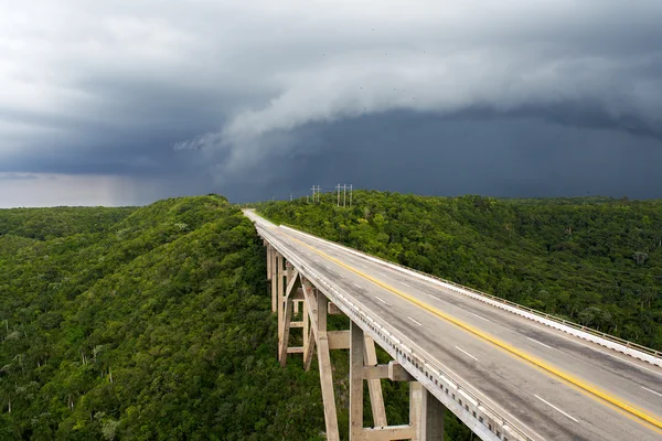 Vysoký most v bouřlivé počasí — Stock fotografie