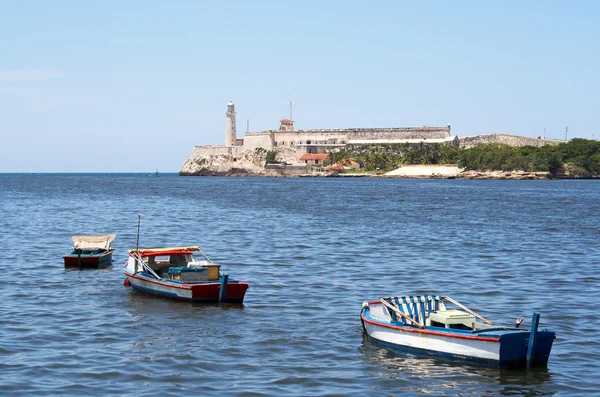 Fiskebåtar i bay i Havanna — Stockfoto