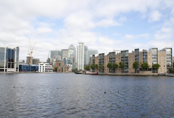 Canary wharf och dosclands kanalerna — Stockfoto
