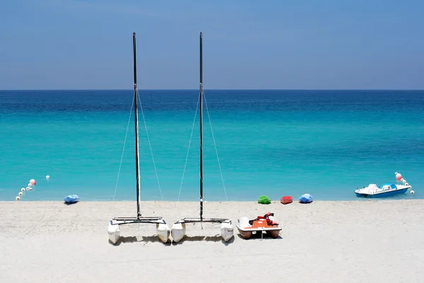Watersports boats in a beach — Stock Photo, Image