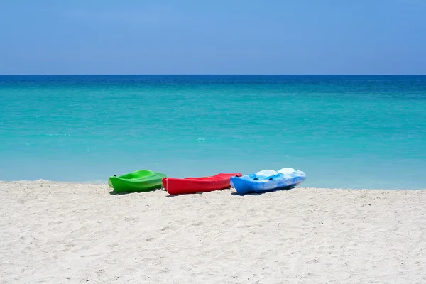 Grupo de kayaks en una playa — Foto de Stock