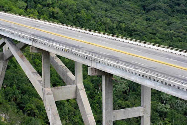 Vysoký most přes zelené údolí — Stock fotografie