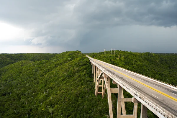 Puente alto en un clima tormentoso —  Fotos de Stock