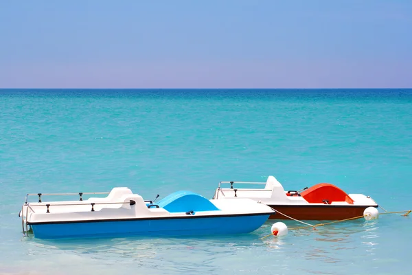 Pedal barcos na praia — Fotografia de Stock