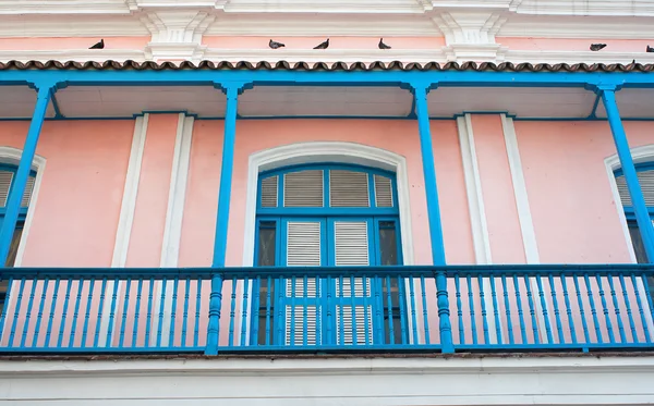 Eski renkli balkon — Stok fotoğraf