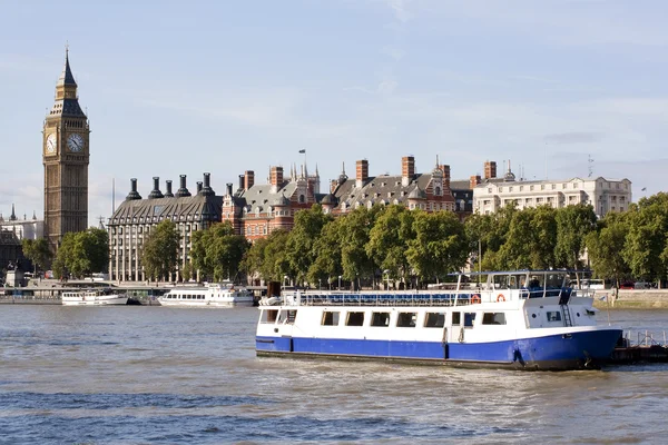 The Big Ben , houses and a boat in the river Tha — Stock Photo, Image