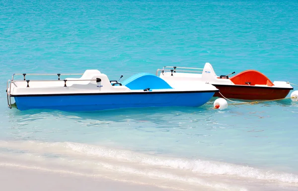 Barcos a pedal en la playa — Foto de Stock