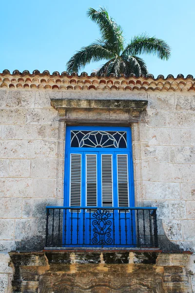 Starý balkon s Palmou v pozadí — Stock fotografie