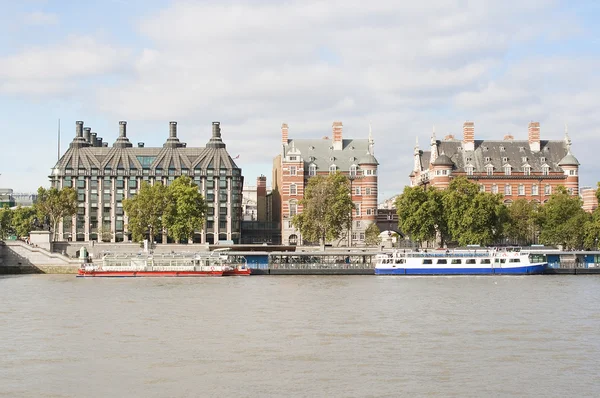 Ancient houses across the river Thames in London — Stock Photo, Image