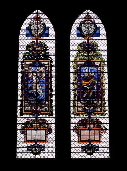 Ventanas de vidrio de colores en la Catedral de Salisbury — Foto de Stock