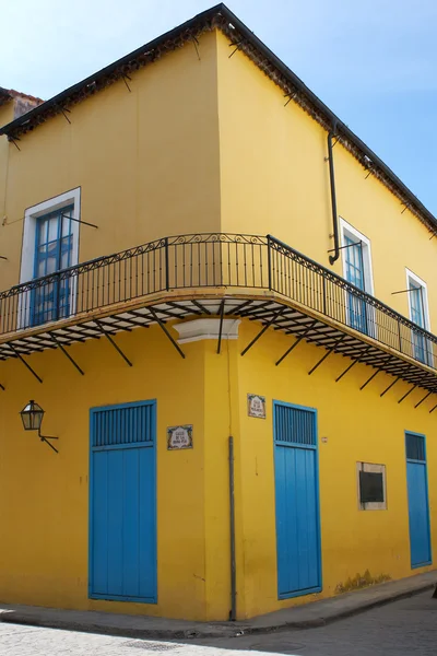 Gamla hus i ett hörn målade med ljusa färger — Stockfoto