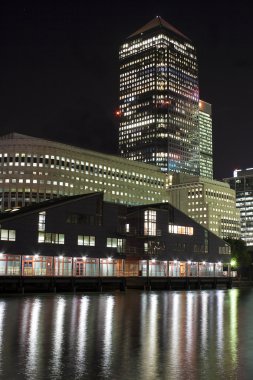 Canary Wharf'a gökdelenler Londra geceleri