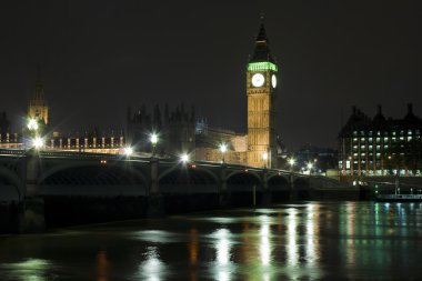 gece big ben ile westminster Köprüsü